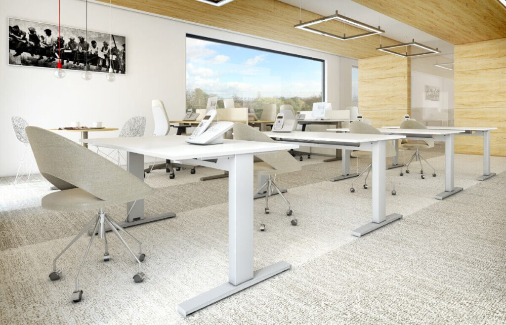 adaptacji stelaża do biurka w przestrzeni biurowej.