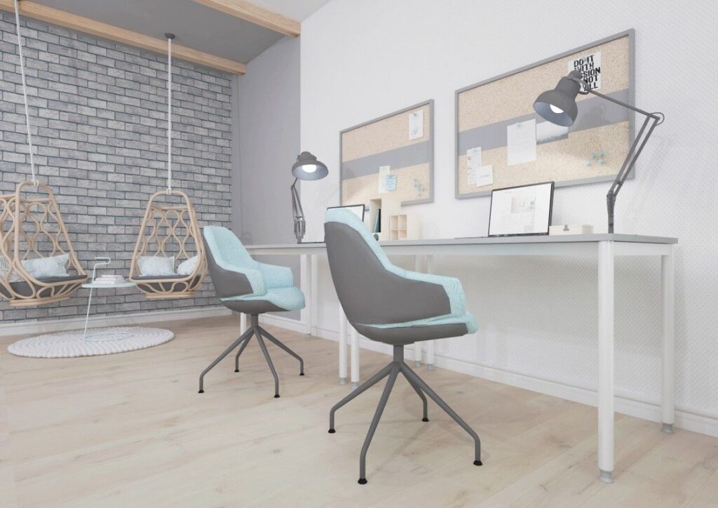W nowoczesnym biurze znajdują się biurka regulowane oraz wygodne fotele obrotowe.