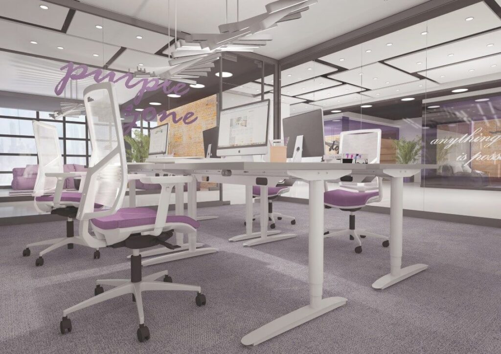 Nowoczesne biuro z fioletowymi akcentami i ergonomicznymi krzesłami, w którym widoczne są podstawy stołów.