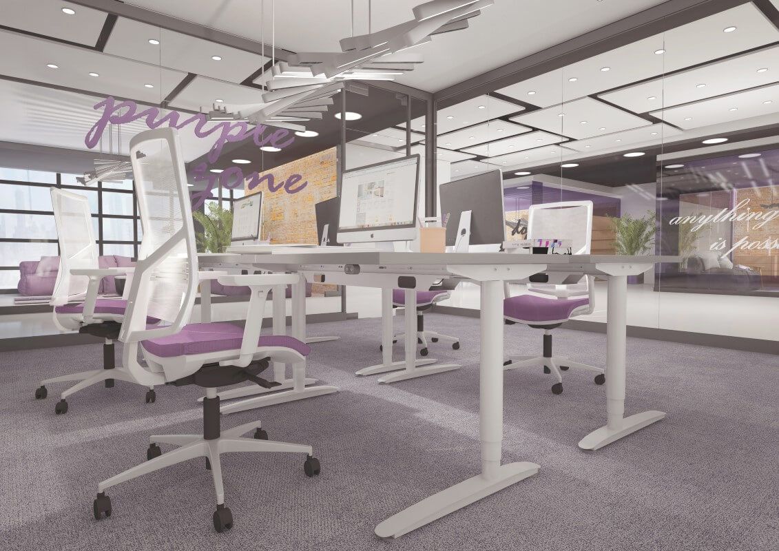 Nowoczesne biuro z fioletowymi akcentami i ergonomicznymi krzesłami, w którym widoczne są podstawy stołów.