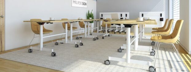 Nowoczesne biuro wyposażone w biurko regulowane elektrycznie oraz żółte krzesła.