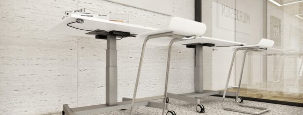 Dwa biurka z kółkami, które mają regulowane nogi do biurka.