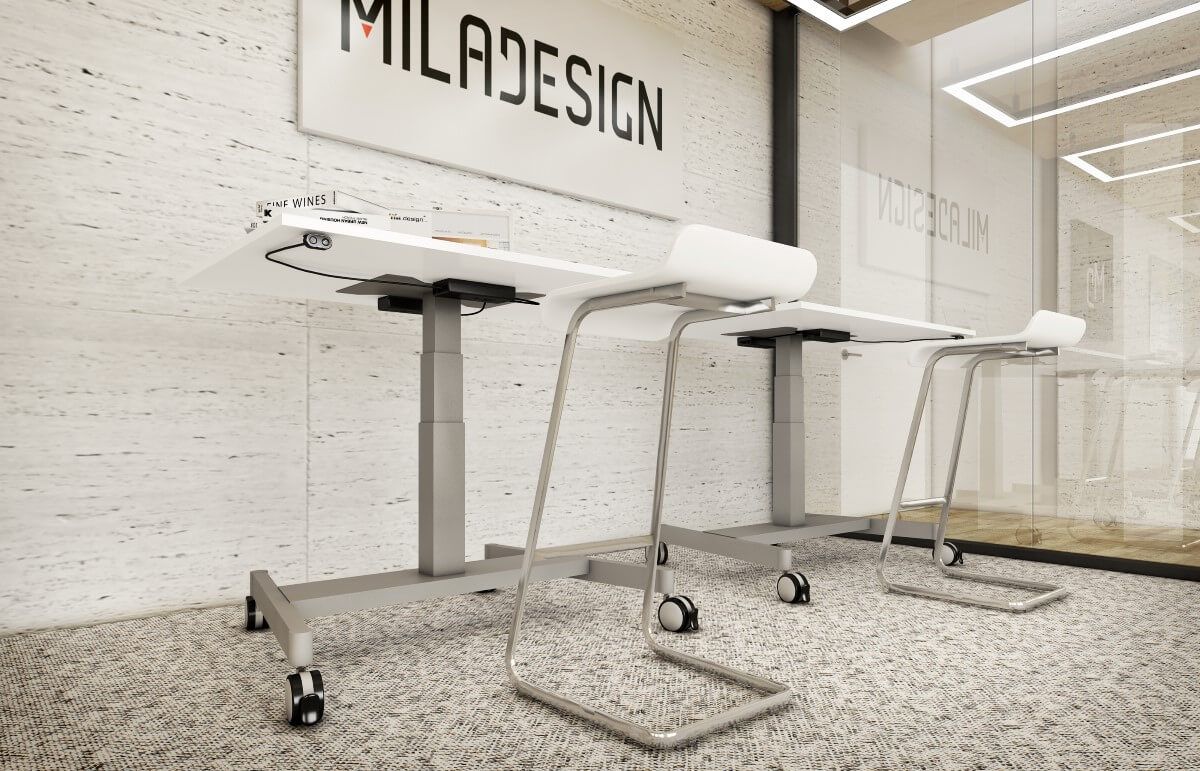 Dwa biurka z kółkami, które mają regulowane nogi do biurka.