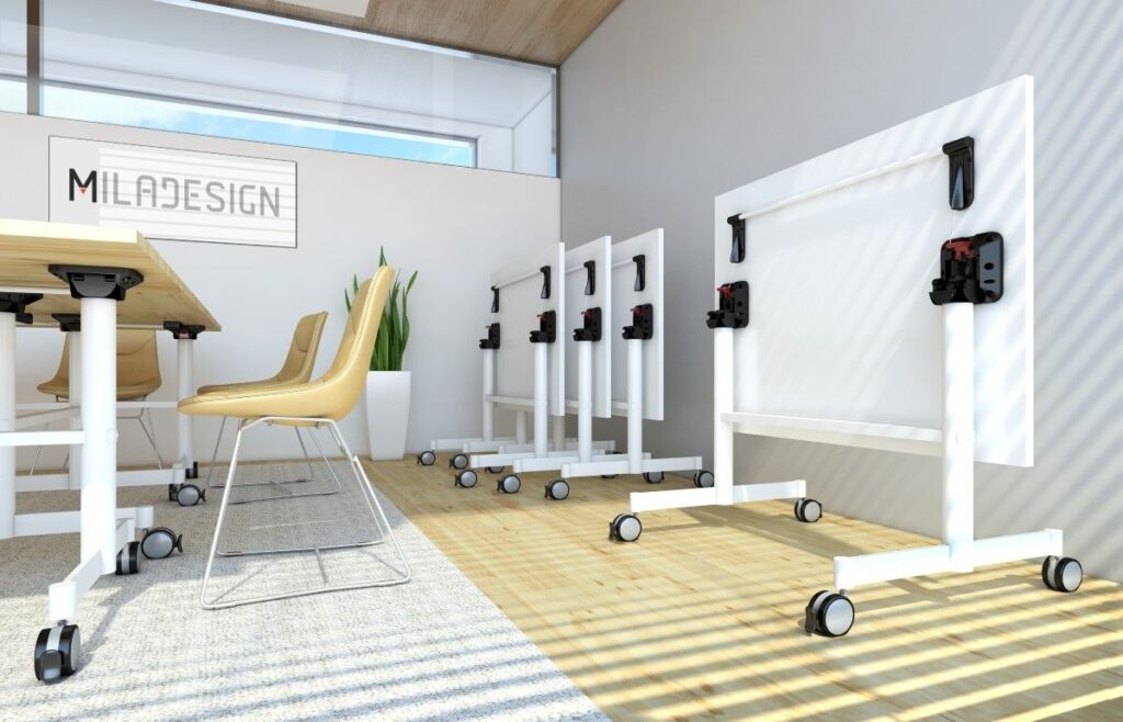 Sala konferencyjna z krzesłami i stołami na kółkach, podtrzymywanymi przez nogi do blatów.