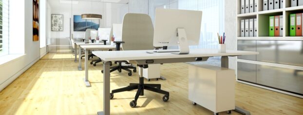 Podstawa stołu wpływa na ergonomię siedzenia: wolna strefa kolan i stóp umożliwia dosunięcie krzesła i neutralny tułów, a stabilny rozstaw redukuje drgania blatu.